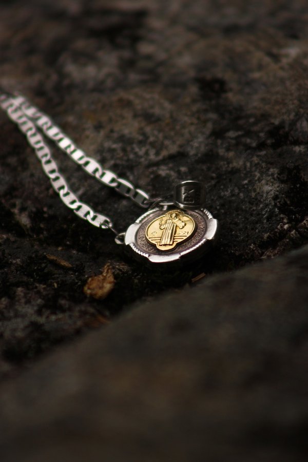 Médaille de baptême : élégance en or pour votre enfant